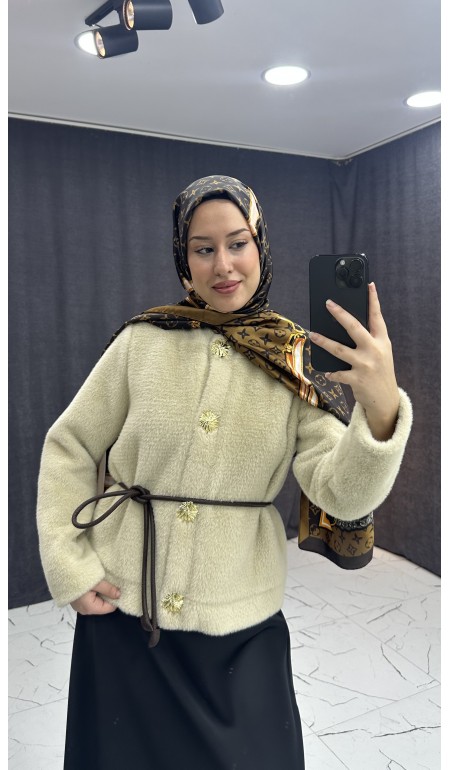 GOLD DÜĞME DETAYLI KEMERLİ TÜĞLÜ MONT BEJ RENGİ